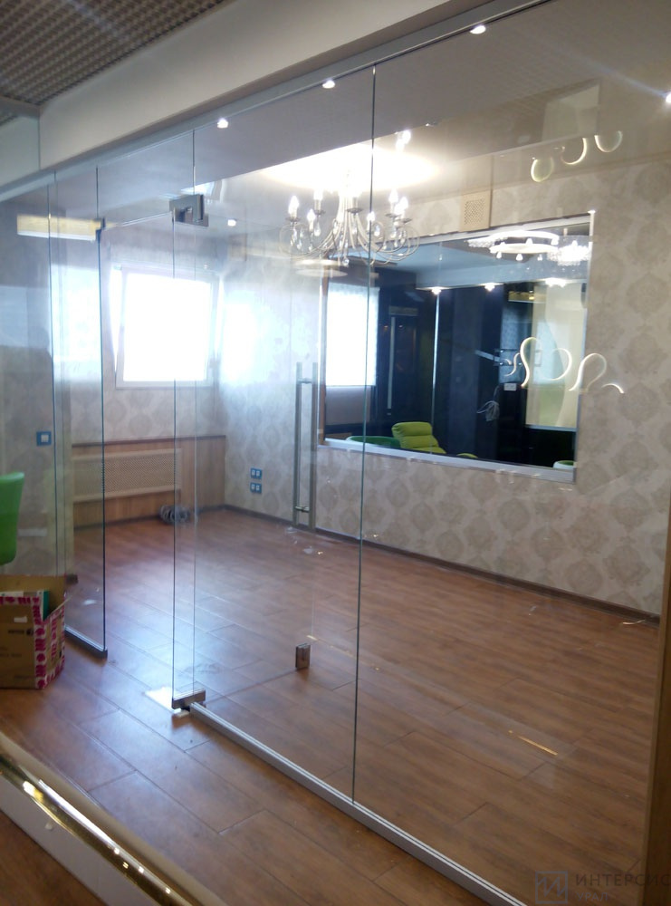 Цельностеклянные двери