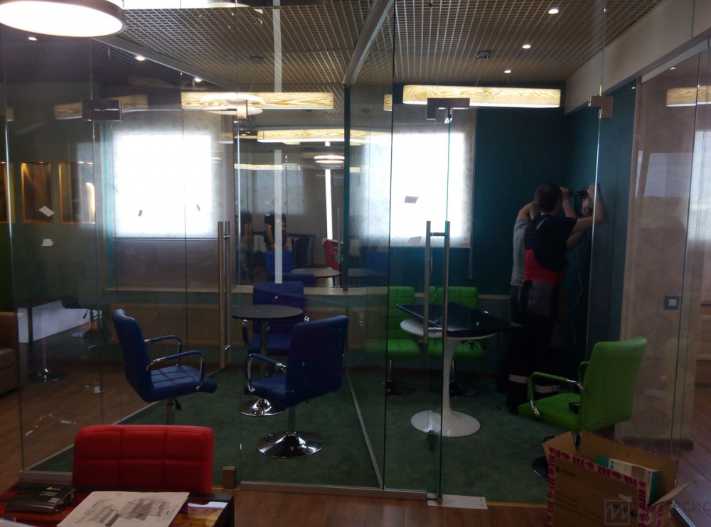 Цельностеклянные двери