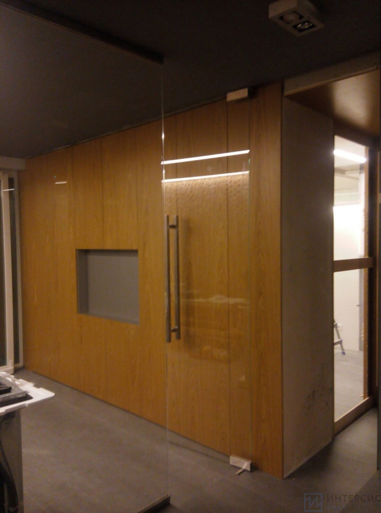 Стеклянные перегородки и двери в квартире