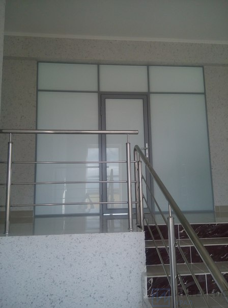 Стеклянная перегородка с дверью