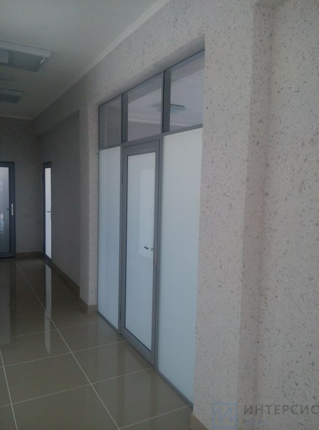 Стеклянная перегородка с дверью