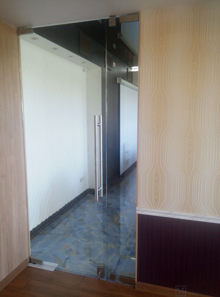 Цельностеклянные двери