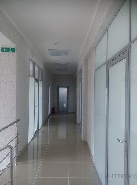 Стеклянная перегородка с дверью