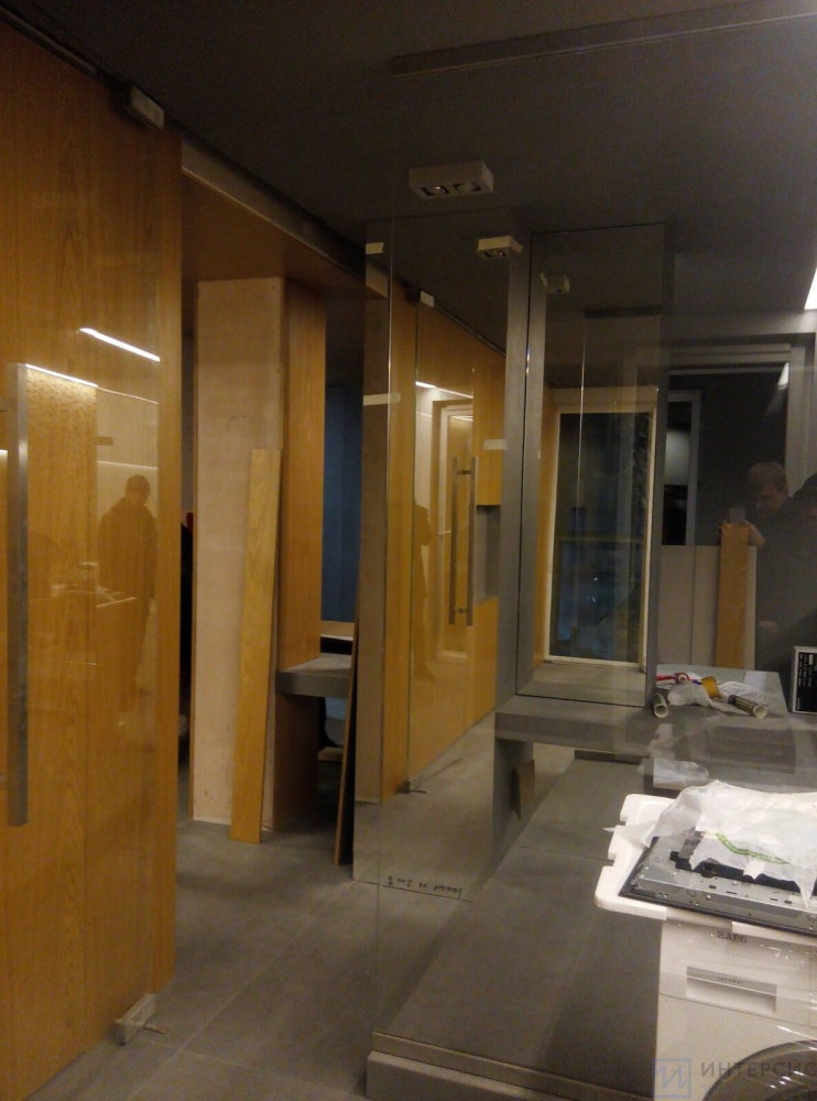 Стеклянные перегородки и двери в квартире