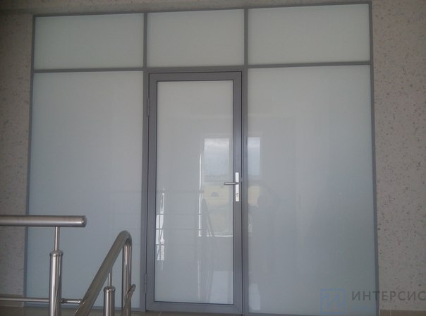 Стеклянная перегородка с дверью