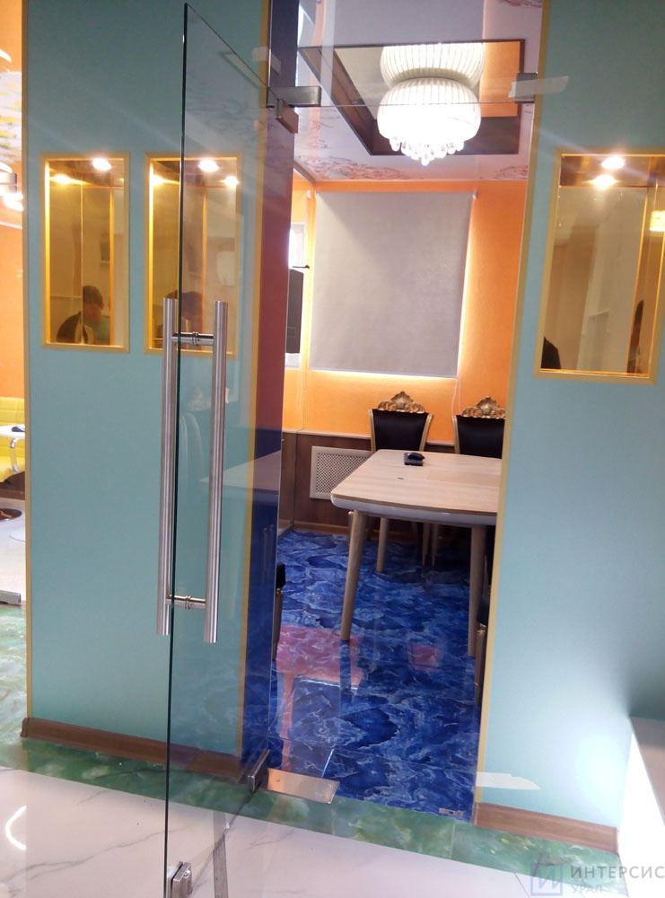 Цельностеклянные двери