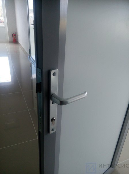 Стеклянная перегородка с дверью