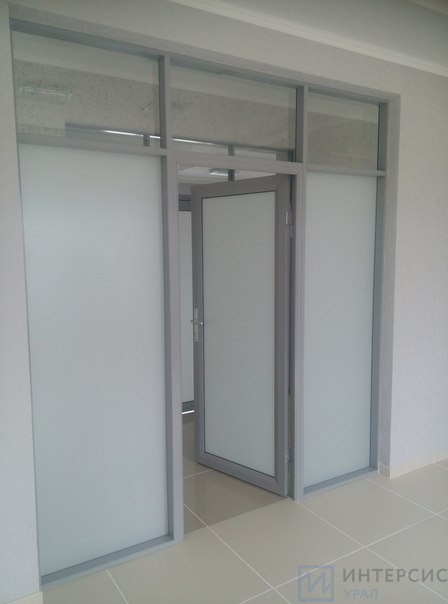 Стеклянная перегородка с дверью